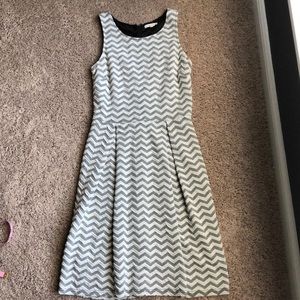 41 Hawthorn Jace Grey Textured Chevron Dress